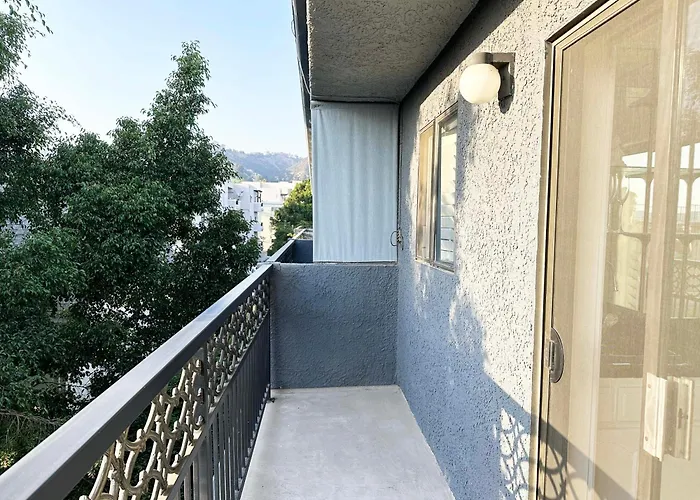 1 Bd Condominium Near Sunset Blvd Los Angeles